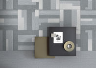 Плитки ковра случайного дизайна темные серые текстурируют доказательство царапины для стены живущей комнаты